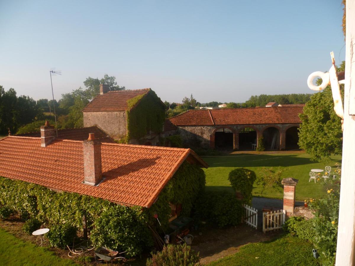 Le Logis Bed and Breakfast Les Pineaux Exteriör bild
