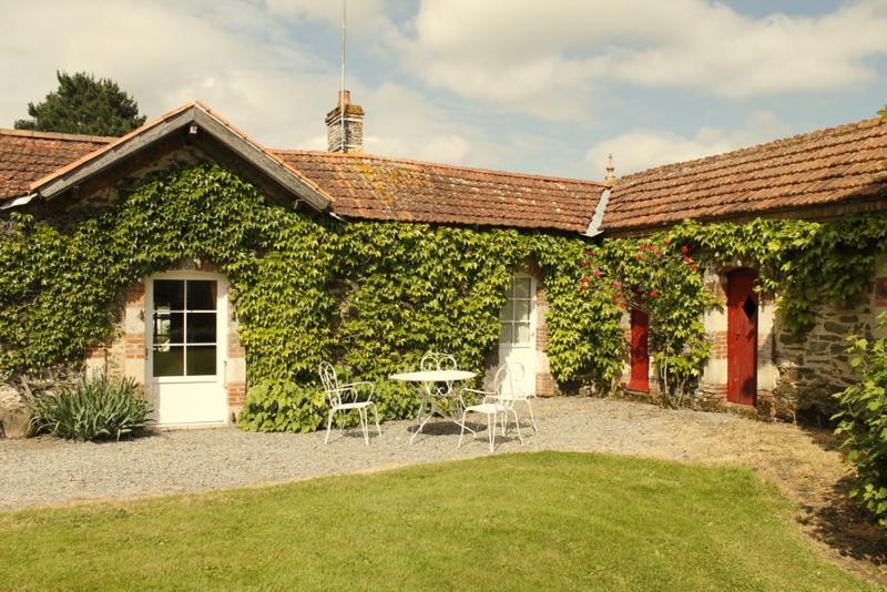 Le Logis Bed and Breakfast Les Pineaux Exteriör bild